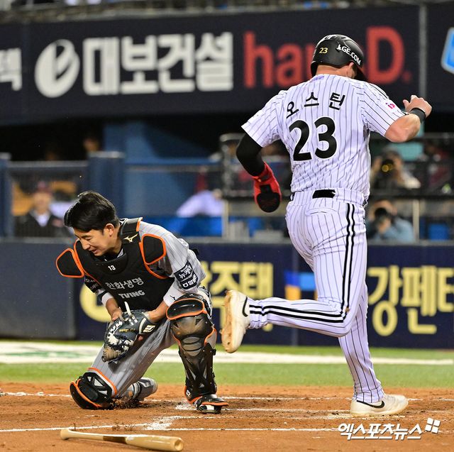 25일 오후 서울 송파구 잠실야구장에서 열린 '2025 신한 SOL Bank KBO리그' 한화 이글스와 LG 트윈스의 경기, 7회말 1사 2,3루 LG 오스틴이 박동원의 내야땅볼때 득점에 성공하고 있다. 잠실, 김한준 기자