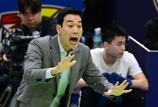 여자프로배구 정관장 고희진 감독이 25일 수원체육관에서 열린 V리그 여자부 플레이오프 1차전 현대건설전에서 작전을 지시하고 있다. KOVO