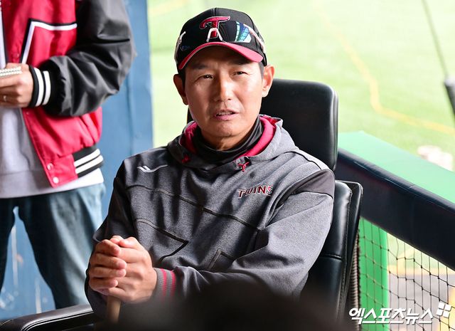 25일 오후 서울 송파구 잠실야구장에서 열리는 '2025 신한 SOL Bank KBO리그' 한화 이글스와 LG 트윈스의 경기, LG 염경엽 감독이 취재진과 대화를 나누고 있다. 잠실, 김한준 기자