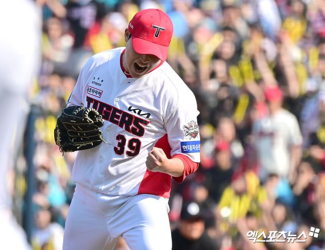 22일 오후 광주기아챔피언스필드에서 열린 '2025 신한 SOL Bank KBO리그' NC 다이노스와 KIA 타이거즈의 개막전 경기, 6회초 수비를 마친 KIA 최지민이 포효하고 있다. 엑스포츠뉴스 DB