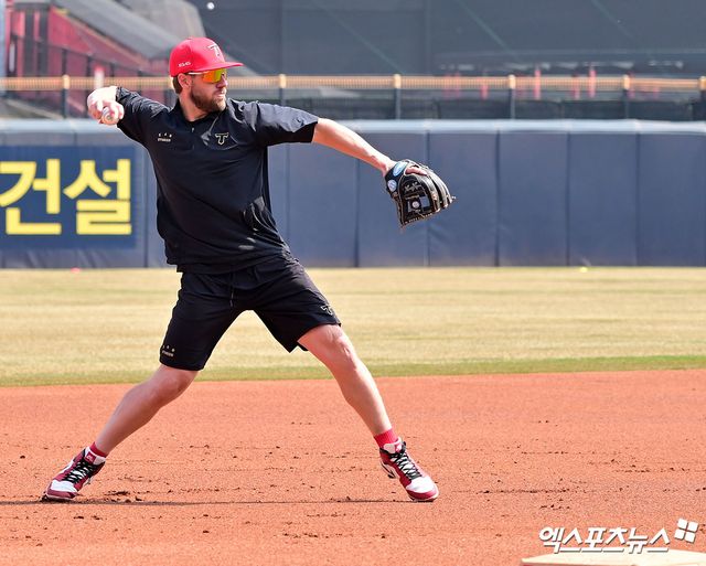 23일 오후 광주기아챔피언스필드에서 열리는 '2025 신한 SOL Bank KBO리그' NC 다이노스와 KIA 타이거즈의 경기, KIA 위즈덤이 훈련에 임하고 있다. 엑스포츠뉴스 DB
