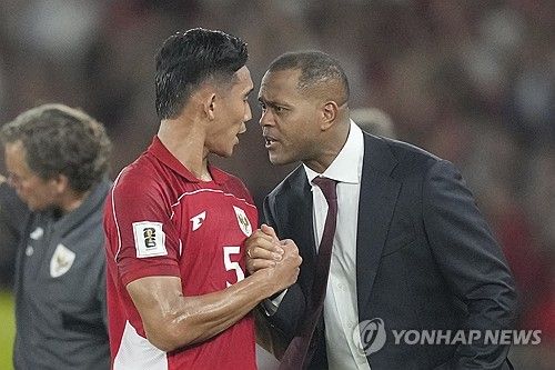 인도네시아는 25일(한국시간) 인도네시아 자카르타에 위치한 겔로라 붕 카르노 스타디움에서 열린 바레인과의 2026 국제축구연맹(FIFA) 북중미 월드컵 아시아 지역 3차 예선 C조 8차전 홈경기에서 1-0 승리를 거뒀다. 이날 승리로 지난 1월 인도네시아 축구대표팀 사령탑 자리에서 경질된 신태용 감독의 뒤를 이어 지휘봉을 잡은 클라위베르트 감독은 2경기 만에 인도네시아 대표팀 부임 후 첫 승을 신고했다. 연합뉴스