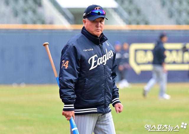 25일 오후 서울 송파구 잠실야구장에서 열리는 '2025 신한 SOL Bank KBO리그' 한화 이글스와 LG 트윈스의 경기, 한화 김경문 감독이 선수들의 훈련을 지켜보고 있다. 대전, 김한준 기자