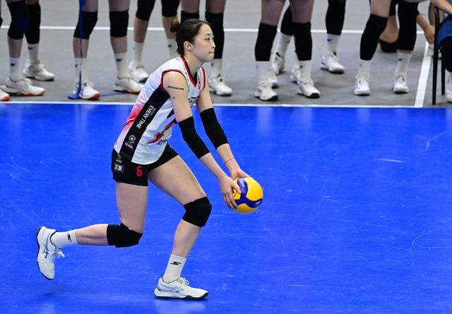 여자프로배구 정관장 박은진이 25일 수원체육관에서 열린 V리그 여자부 플레이오프 1차전 현대건설전에서 서브를 넣고 있다. KOVO