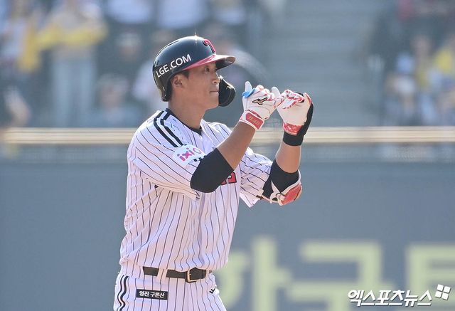 22일 오후 서울 송파구 잠실야구장에서 열린 '2025 신한 SOL Bank KBO리그' 롯데 자이언츠와 LG 트윈스의 경기, 4회말 2사 2루 LG 송찬의가 1타점 적시 2루타를 때려낸 뒤 세리머니를 하고 있다. 엑스포츠뉴스DB