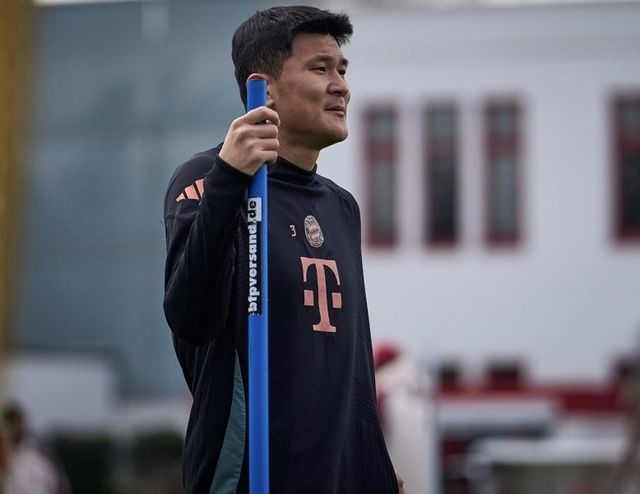 아킬레스건염으로 홍명보호의 A매치 2연전에 결장한 '철기둥' 김민재(바이에른 뮌헨)가 팀 훈련에 합류했다. 마침 한국 축구대표팀이 요르단과의 월드컵 3차예선 8차전 벌이는 날 김민재의 근황이 알려졌다. 뮌헨 구단은 25일(한국시간) 홈페이지를 통해 "분데스리가 장크트 파울리와 홈 경기에 대비한 훈련을 시작했다"며 훈련에 참여한 선수들의 모습을 공개했다. 뮌헨은 한국시간으로 29일 오후 11시 30분 독일 뮌헨의 알리안츠 아레나에서 장크트 파울리와 2024-2025 분데스리가 27라운드 홈경기를 펼친다.다. 2026 북중미 월드컵 예선이나 2025-2026 UEFA 네이션스리그 때문에 많은 선수가 자국 대표팀에 소집된 가운데 훈련장에는 독일 대표팀 은퇴를 선언한 토마스 뮐러를 비롯해 포르투갈 대표팀에 합류하지 못한 하파엘 게헤이루, 독일 대표팀 호출을 받지 못한 세르주 그나브리, 그리고 부상 때문에 한국 대표팀에 합류하지 못한 김민재 등이 모여 구슬땀을 흘렸다. 바이에른 뮌헨