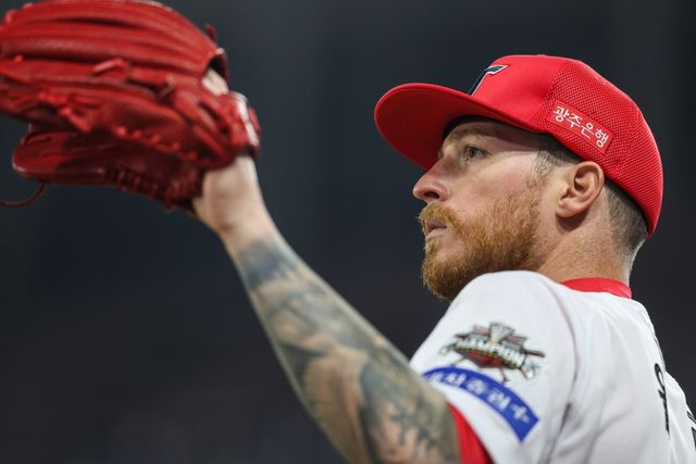 KIA 타이거즈 새 외국인 투수 아담 올러가 광주-KIA챔피언스필드에서 열린 2025 신한 SOL Bank KBO리그 키움 히어로즈와의 시즌 1차전에 선발 등판해 6이닝 5피안타 1피홈런 무사사구 6탈삼진 4실점 3자책으로 데뷔 첫 승과 퀄리티스타트를 달성했다. KIA 타이거즈