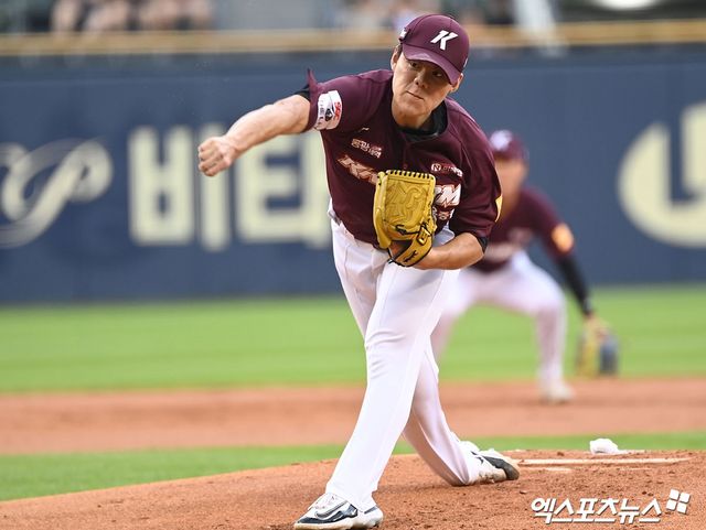25일 오후 서울 송파구 잠실야구장에서 열린 '2024 신한 SOL Bank KBO리그' 키움 히어로즈와 두산 베어스의 경기, 1회말 키움 선발투수 김윤하가 공을 힘차게 던지고 있다. 엑스포츠뉴스 DB