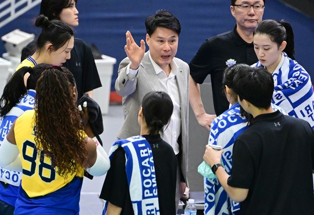 여자프로배구 현대건설 강성형 감독과 선수들이 25일 수원체육관에서 열린 V리그 여자부 플레이오프 1차전 정관장전에서 작전 타임을 갖고 있다. KOVO