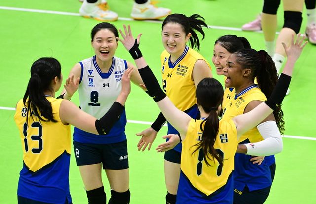 여자프로배구 현대건설 선수들이 25일 수원체육관에서 열린 V리그 여자부 플레이오프 1차전 정관장전에서 득점 후 세리머니하고 있다. KOVO