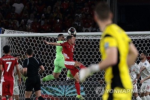 인도네시아는 25일(한국시간) 인도네시아 자카르타에 위치한 겔로라 붕 카르노 스타디움에서 열린 바레인과의 2026 국제축구연맹(FIFA) 북중미 월드컵 아시아 지역 3차 예선 C조 8차전 홈경기에서 1-0 승리를 거뒀다. 이날 승리로 지난 1월 인도네시아 축구대표팀 사령탑 자리에서 경질된 신태용 감독의 뒤를 이어 지휘봉을 잡은 클라위베르트 감독은 2경기 만에 인도네시아 대표팀 부임 후 첫 승을 신고했다. 연합뉴스