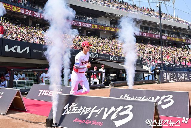 22일 오후 광주기아챔피언스필드에서 열린 '2025 신한 SOL Bank KBO리그' NC 다이노스와 KIA 타이거즈의 개막전 경기, KIA 김도영이 입장하고 있다. 엑스포츠뉴스 DB
