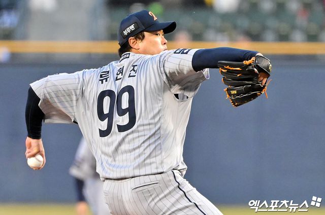 25일 오후 서울 송파구 잠실야구장에서 열린 '2025 신한 SOL Bank KBO리그' 한화 이글스와 LG 트윈스의 경기, 1회말 한화 선발투수 류현진이 공을 힘차게 던지고 있다. 잠실, 김한준 기자