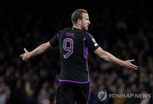 월드클래스 해리 케인의 프리미어리그 복귀설로 축구종가가 뜨겁다. 스페인 매체 '엘 나시오날'은 지난 23일 '케인은 프리미어리그에 복귀하는 것을 꿈꾸고 있다. 리버풀이 가장 유력하다. 바이에른 뮌헨을 떠나면 안필드에서 뛰고자 할 것'이라고 했다. 영국 매체 '풋볼 인사이더'는 하루 뒤 '리버풀은 여름에 선수단 전면 개편을 추진하고 있다. 최전방에 알렉산더 이사크 추가하길 원하는데 뉴캐슬이 재계약 제의를 하면서 급여 두 배를 제안하면서 무산될 전망이다. 케인이 최우선 영입 대상으로 떠올랐다'고 했다. 연합뉴스