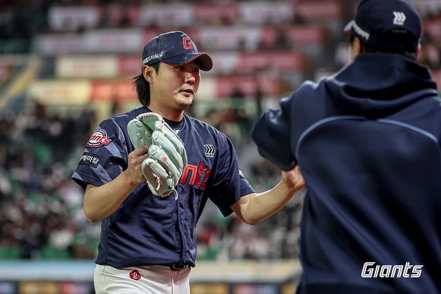 롯데 자이언츠 우완 정철원이 25일 인천 SSG랜더스필드에서 열린 2025 신한 SOL Bank KBO리그 SSG 랜더스와의 팀 간 1차전에서 1이닝 2탈삼진 무실점으로 시즌 첫 홀드를 수확했다. 사진 롯데 자이언츠