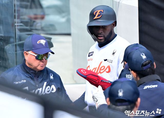 6일 오후 대전 한화생명 볼파크에서 열린 한화 청백전 경기, 한화 플로리얼이 득점에 성공한 후 더그아웃에서 하이파이브를 하고 있다. 엑스포츠뉴스DB