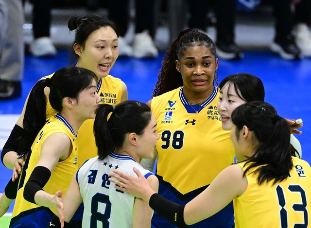 여자프로배구 현대건설 선수들이 25일 수원체육관에서 열린 V리그 여자부 플레이오프 1차전 정관장전에서 세리머니하고 있다. KOVO