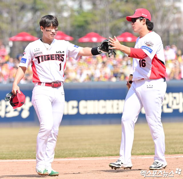  23일 오후 광주기아챔피언스필드에서 열린 '2025 신한 SOL Bank KBO리그' NC 다이노스와 KIA 타이거즈의 경기, 1회초 수비를 마친 KIA 박찬호가 최원준과 하이파이브를 하고 있다. 엑스포츠뉴스 DB