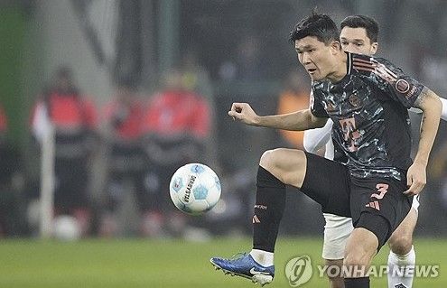 아킬레스건염으로 홍명보호의 A매치 2연전에 결장한 '철기둥' 김민재(바이에른 뮌헨)가 팀 훈련에 합류했다. 마침 한국 축구대표팀이 요르단과의 월드컵 3차예선 8차전 벌이는 날 김민재의 근황이 알려졌다. 뮌헨 구단은 25일(한국시간) 홈페이지를 통해 "분데스리가 장크트 파울리와 홈 경기에 대비한 훈련을 시작했다"며 훈련에 참여한 선수들의 모습을 공개했다. 뮌헨은 한국시간으로 29일 오후 11시 30분 독일 뮌헨의 알리안츠 아레나에서 장크트 파울리와 2024-2025 분데스리가 27라운드 홈경기를 펼친다.다. 2026 북중미 월드컵 예선이나 2025-2026 UEFA 네이션스리그 때문에 많은 선수가 자국 대표팀에 소집된 가운데 훈련장에는 독일 대표팀 은퇴를 선언한 토마스 뮐러를 비롯해 포르투갈 대표팀에 합류하지 못한 하파엘 게헤이루, 독일 대표팀 호출을 받지 못한 세르주 그나브리, 그리고 부상 때문에 한국 대표팀에 합류하지 못한 김민재 등이 모여 구슬땀을 흘렸다. 연합뉴스