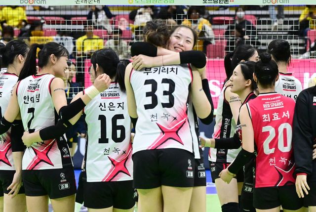 여자프로배구 정관장 부키리치와 박은진이 25일 수원체육관에서 열린 V리그 여자부 플레이오프 1차전 현대건설전에서 승리한 뒤 포옹하고 있다. KOVO