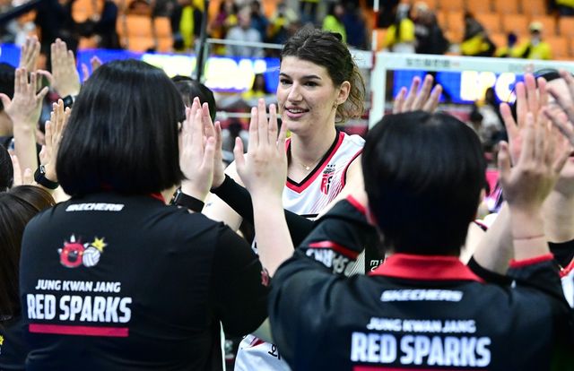 여자프로배구 정관장 부키리치가 25일 수원체육관에서 열린 V리그 여자부 플레이오프 1차전 현대건설전에서 승리한 뒤 하이파이브하고 있다. KOVO