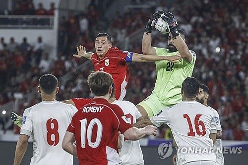 인도네시아는 25일(한국시간) 인도네시아 자카르타에 위치한 겔로라 붕 카르노 스타디움에서 열린 바레인과의 2026 국제축구연맹(FIFA) 북중미 월드컵 아시아 지역 3차 예선 C조 8차전 홈경기에서 1-0 승리를 거뒀다. 이날 승리로 지난 1월 인도네시아 축구대표팀 사령탑 자리에서 경질된 신태용 감독의 뒤를 이어 지휘봉을 잡은 클라위베르트 감독은 2경기 만에 인도네시아 대표팀 부임 후 첫 승을 신고했다. 연합뉴스