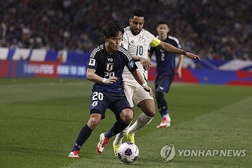 일본 축구대표팀은 25일(한국시간) 일본 사이타마에 위치한 사이타마 스타디움 2002에서 열린 사우디아라비아와의 2026 국제축구연맹(FIFA) 북중미 월드컵(캐나다·미국·멕시코 공동 개최) 아시아 지역 3차 예선 C조 8차전에서 0-0으로 비겼다. 월드컵 본선 진출을 빠르게 확정 지은 C조 1위 일본은 사우디전에서 일부 포지션에 로테이션을 가동했다. 반면 C조 3위 사우디는 일본전 패배로 C조 2위 호주와의 승점 차를 좁히는데 실패하면서 월드컵 본선 직행 가능성이 떨어졌다. 연합뉴스