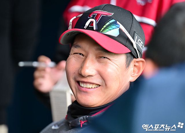 25일 오후 서울 송파구 잠실야구장에서 열리는 '2025 신한 SOL Bank KBO리그' 한화 이글스와 LG 트윈스의 경기, LG 염경엽 감독이 취재진과 대화를 나누고 있다. 잠실, 김한준 기자