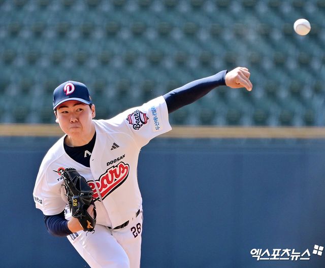 14일 오후 서울 송파구 잠실야구장에서 열린 '2025 신한 SOL Bank KBO리그' KIA 타이거즈와 두산 베어스의 시범경기, 1회초 두산 선발투수 최승용이 공을 힘차게 던지고 있다. 엑스포츠뉴스 DB
