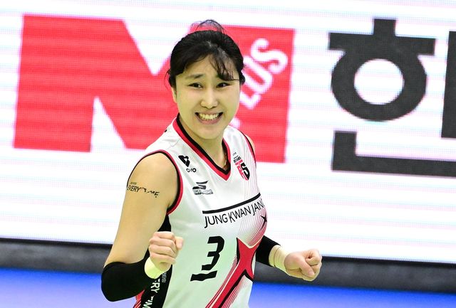여자프로배구 정관장 염혜선이 25일 수원체육관에서 열린 V리그 여자부 플레이오프 1차전 현대건설전에서 득점 후 미소 짓고 있다. KOVO