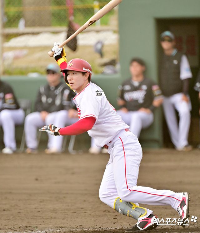28일 오후 일본 오키나와 구시가와 구장에서 열린 KT 위즈와 SSG 랜더스의 연습경기, 2회말 SSG 박성한이 1타점 적시타를 날리고 있다. 엑스포츠뉴스 DB