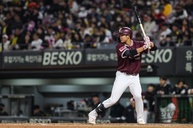 25일 광주-KIA챔피언스필드에서 열린 2025 신한 SOL Bank KBO리그 키움 히어로즈와 KIA 타이거즈의 정규시즌 경기, 키움 신인 내야수 어준서가 9번타자 겸 3루수로 선발 출전해 홈런 1개 포함 4타수 2안타 1타점을 기록했다. 키움 히어로즈