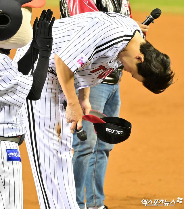 26일 오후 서울 송파구 잠실야구장에서 열린 '2025 신한 SOL Bank KBO리그' 한화 이글스와 LG 트윈스의 경기, LG가 9이닝 2피안타 완봉승을 거둔 임찬규의 호투에 힘입어 한화에 4-0으로 승리했다. 이날 경기에서 승리한 LG 임찬규가 팬들에게 인사를 하고 있다. 잠실, 김한준 기자