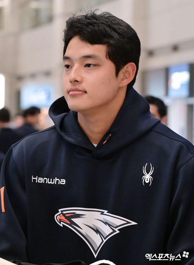 일본 오키나와에서 진행된 스프링캠프를 마친 한화 이글스 선수단이 4일 오후 인천국제공항을 통해 귀국했다. 입국장을 빠져나오는 한화 문동주. 엑스포츠뉴스DB