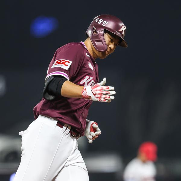 25일 광주-KIA챔피언스필드에서 열린 2025 신한 SOL Bank KBO리그 키움 히어로즈와 KIA 타이거즈의 정규시즌 경기, 키움 신인 내야수 어준서가 9번타자 겸 3루수로 선발 출전해 홈런 1개 포함 4타수 2안타 1타점을 기록했다. 키움 히어로즈