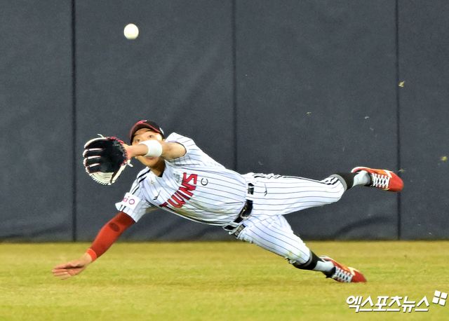 25일 오후 서울 송파구 잠실야구장에서 열린 '2025 신한 SOL Bank KBO리그' 한화 이글스와 LG 트윈스의 경기, 8회초 2사 1루 LG 박해민이 한화 권광민의 타구를 잡아내고 있다. 잠실, 김한준 기자