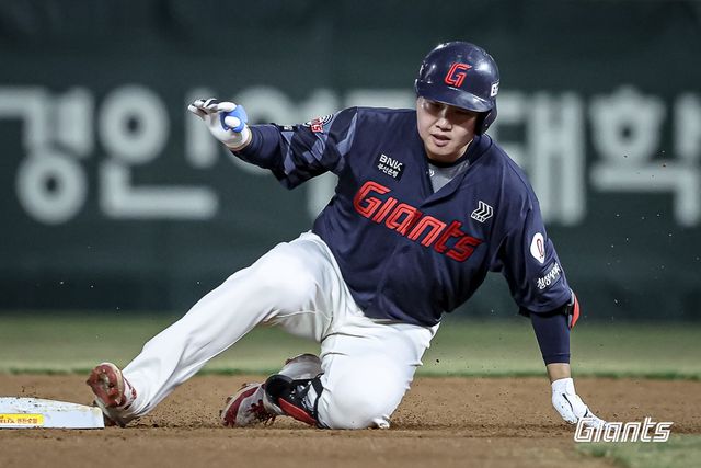 롯데 자이언츠 포수 정보근이 25일 인천 SSG랜더스필드에서 열린 2025 신한 SOL Bank KBO리그 SSG 랜더스와의 팀 간 1차전에 9번타자 겸 포수로 선발출전, 4타수 1안타 1타점을 기록하며 팀 승리에 힘을 보탰다. 사진 롯데 자이언츠