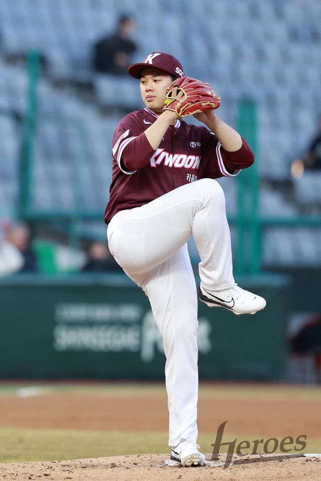 키움 히어로즈 신인 투수 정현우가 26일 광주-KIA챔피언스필드에서 열린 2025 신한 SOL Bank KBO리그 KIA 타이거즈와의 시즌 2차전에 선발 등판해 5이닝 8피안타 7사사구 4탈삼진 6실점 4자책을 기록했다. 키움 히어로즈