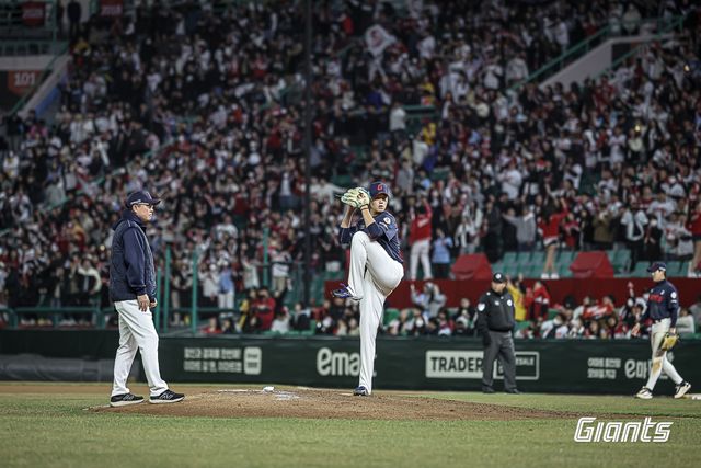 롯데 자이언츠 우완 영건 박준우가 25일 인천 SSG랜더스필드에서 열린 2025 신한 SOL Bank KBO리그 SSG 랜더스와의 팀 간 1차전에서 연장 10회말 1이닝 무실점 호투로 승리투수가 됐다. 사진 롯데 자이언츠