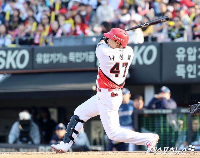 22일 오후 광주기아챔피언스필드에서 열린 '2025 신한 SOL Bank KBO리그' NC 다이노스와 KIA 타이거즈의 개막전 경기, 8회말 1사 1,2루 KIA 나성범이 1타점 적시타를 날리고 있다. 엑스포츠뉴스 DB