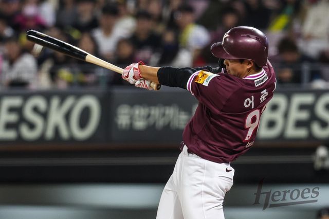 25일 광주-KIA챔피언스필드에서 열린 2025 신한 SOL Bank KBO리그 키움 히어로즈와 KIA 타이거즈의 정규시즌 경기, 키움 신인 내야수 어준서가 9번타자 겸 3루수로 선발 출전해 홈런 1개 포함 4타수 2안타 1타점을 기록했다. 키움 히어로즈