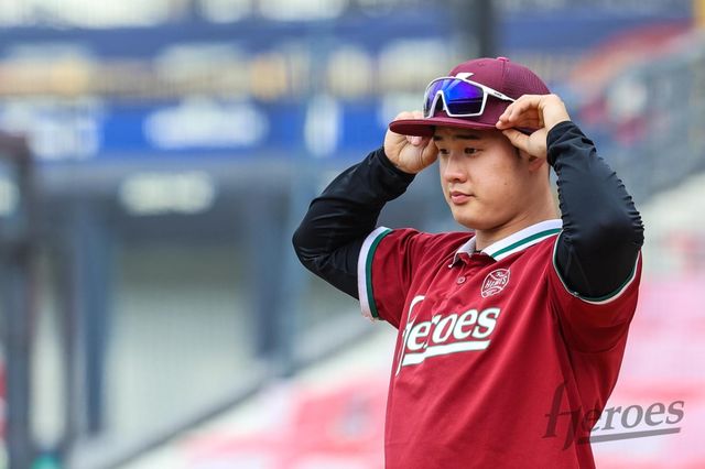 키움 히어로즈 신인 투수 정현우가 26일 광주-KIA챔피언스필드에서 열린 2025 신한 SOL Bank KBO리그 KIA 타이거즈와의 시즌 2차전에 선발 등판해 5이닝 8피안타 7사사구 4탈삼진 6실점 4자책을 기록했다. 키움 히어로즈