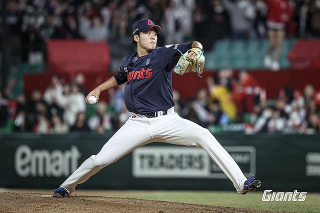 롯데 자이언츠 우완 영건 박준우가 25일 인천 SSG랜더스필드에서 열린 2025 신한 SOL Bank KBO리그 SSG 랜더스와의 팀 간 1차전에서 연장 10회말 1이닝 무실점 호투로 승리투수가 됐다. 사진 롯데 자이언츠