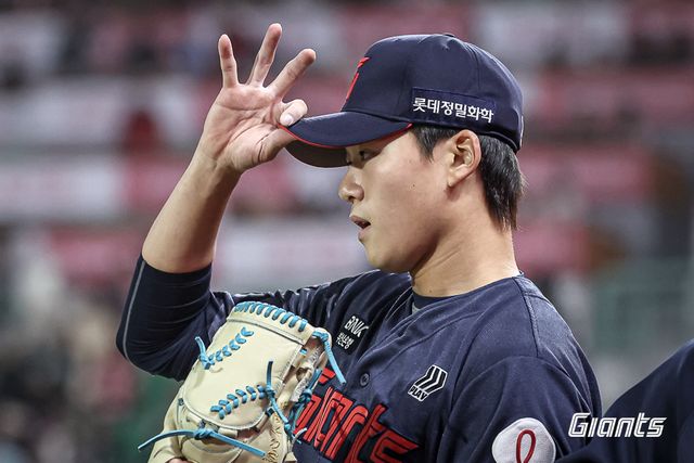 롯데 자이언츠 우완 영건 박준우가 25일 인천 SSG랜더스필드에서 열린 2025 신한 SOL Bank KBO리그 SSG 랜더스와의 팀 간 1차전에서 연장 10회말 1이닝 무실점 호투로 승리투수가 됐다. 사진 롯데 자이언츠