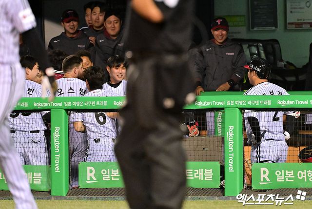 26일 오후 서울 송파구 잠실야구장에서 열린 '2025 신한 SOL Bank KBO리그' 한화 이글스와 LG 트윈스의 경기, 4회말 LG 문보경이 솔로 홈런을 날린 후 더그아웃에서 세리머니를 하고 있다. 잠실, 김한준 기자