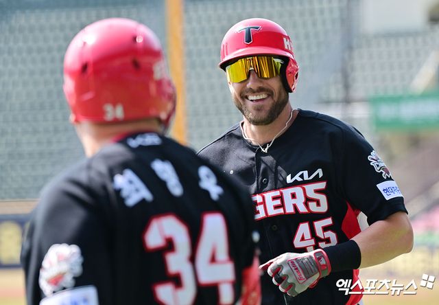 14일 오후 서울 송파구 잠실야구장에서 열린 '2025 신한 SOL Bank KBO리그' KIA 타이거즈와 두산 베어스의 시범경기, 1회초 1사 3루 KIA 위즈덤이 투런 홈런을 날린 후 기뻐하고 있다. 엑스포츠뉴스 DB