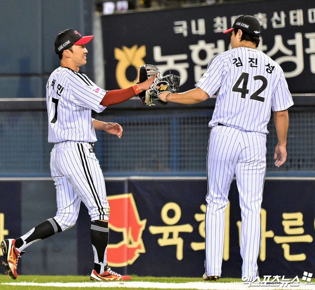 25일 오후 서울 송파구 잠실야구장에서 열린 '2025 신한 SOL Bank KBO리그' 한화 이글스와 LG 트윈스의 경기, 8회초 수비를 마친 LG 김진성이 박해민과 글러브를 맞대고 있다. 잠실, 김한준 기자