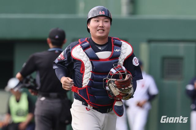 롯데 자이언츠 포수 정보근이 25일 인천 SSG랜더스필드에서 열린 2025 신한 SOL Bank KBO리그 SSG 랜더스와의 팀 간 1차전에 9번타자 겸 포수로 선발출전, 4타수 1안타 1타점을 기록하며 팀 승리에 힘을 보탰다. 사진 롯데 자이언츠