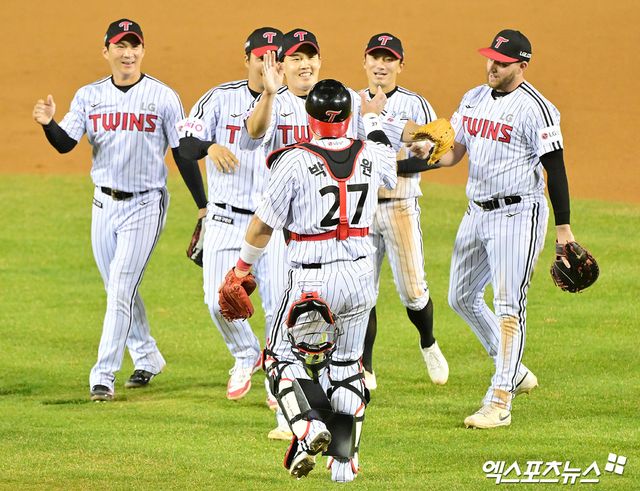 26일 오후 서울 송파구 잠실야구장에서 열린 '2025 신한 SOL Bank KBO리그' 한화 이글스와 LG 트윈스의 경기, LG가 9이닝 2피안타 완봉승을 거둔 임찬규의 호투에 힘입어 한화에 4-0으로 승리했다. 이날 완봉승을 거둔 LG 임찬규가 기뻐하고 있다. 잠실, 김한준 기자