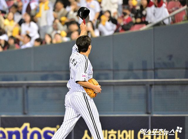 26일 오후 서울 송파구 잠실야구장에서 열린 '2025 신한 SOL Bank KBO리그' 한화 이글스와 LG 트윈스의 경기, 8회초 수비를 마친 LG 임찬규가 관중들에게 인사를 하고 있다. 잠실, 김한준 기자